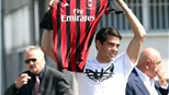 Kaka vẫn bị ám ảnh bởi Kinh điển với Barcelona